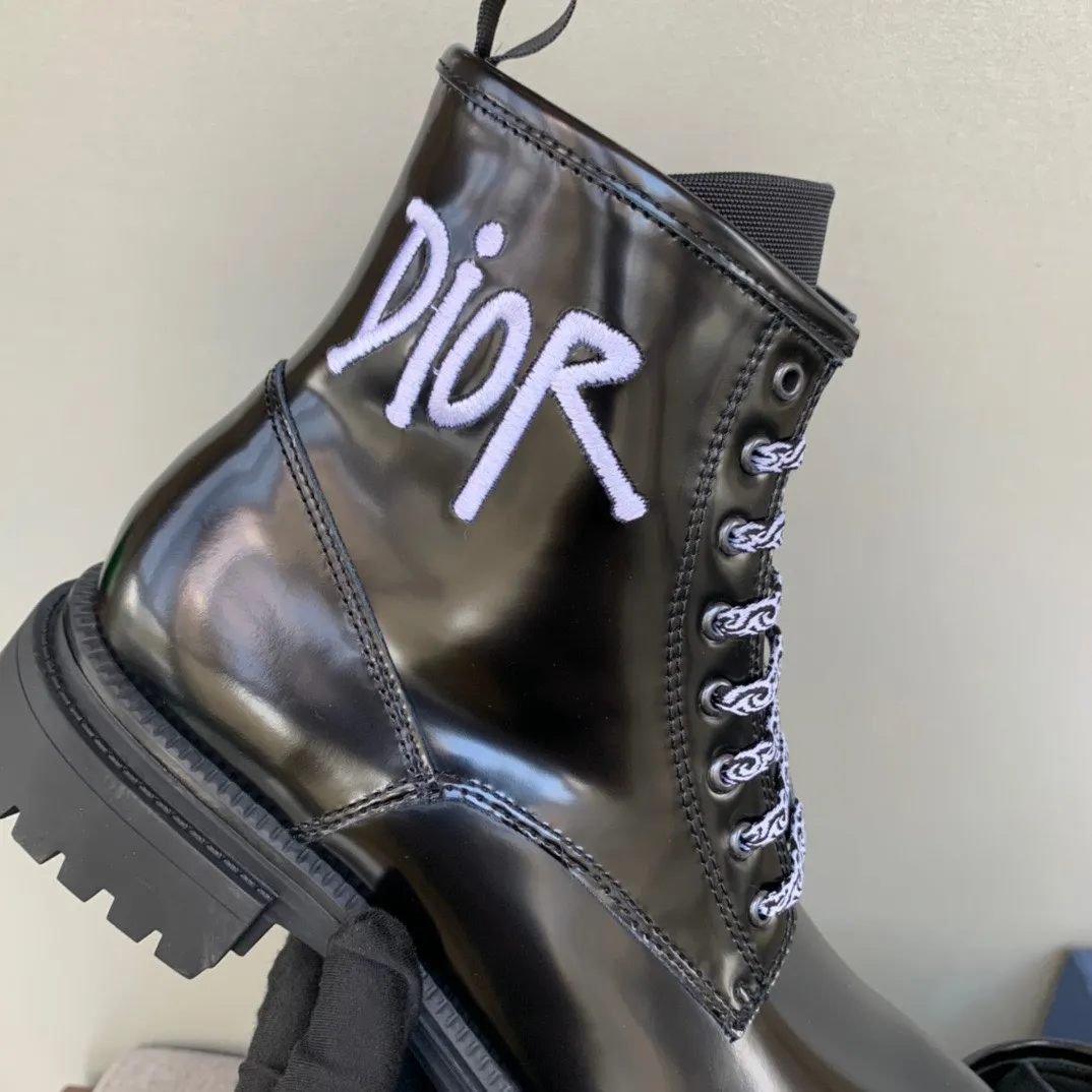 [DIOR] Top P: 1000💰 Number of yards: 39~44 (38.45 custom-made, non-refundable) Dior Dior~ Winter series, original 1:1 development Casual men's leather shoes Heavy investment, shoes and boots are made of imported cowhide + imported Dior special fabric Not easy to deform black cowhide lining Dior large hardware inlay Original TPU vacuum outsole, black cowhide Black open edge beads Military green suede Black suede Khaki suede leather is crafted by a large factory, and the perfect product is only prepared for you who know your taste! Any comparisons are welcome.
